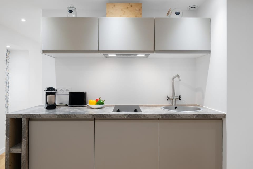 Coffee/tea facilities, Kitchen or kitchenette, stove