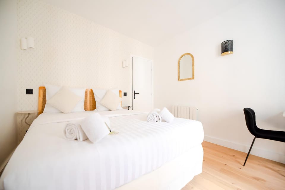 Bed, Bedroom, towels