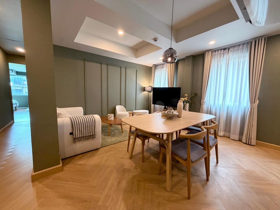 Communal lounge/ TV room, TV and multimedia, Living room, Seating area, Dining area