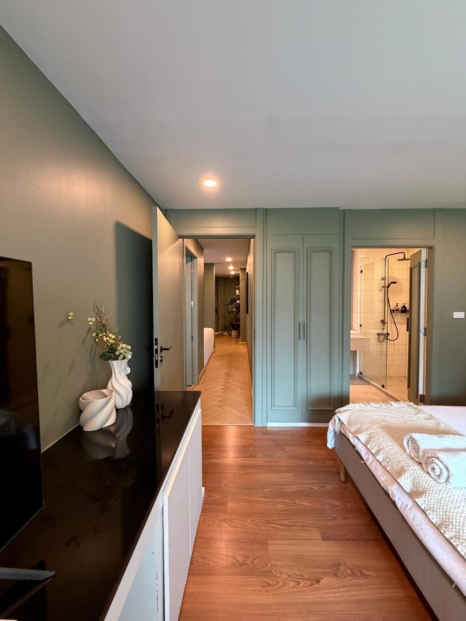 Bed, Bathroom, Photo of the whole room, Bedroom, towels