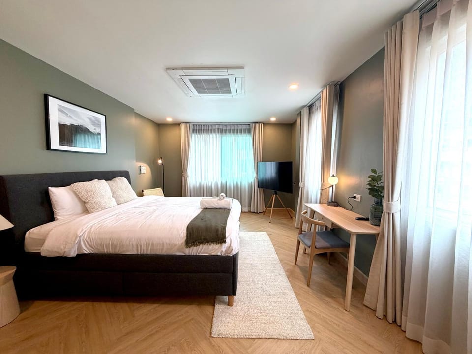 Communal lounge/ TV room, Bed, TV and multimedia, Living room, Photo of the whole room, Seating area, Evening entertainment, Bedroom, hair dresser
