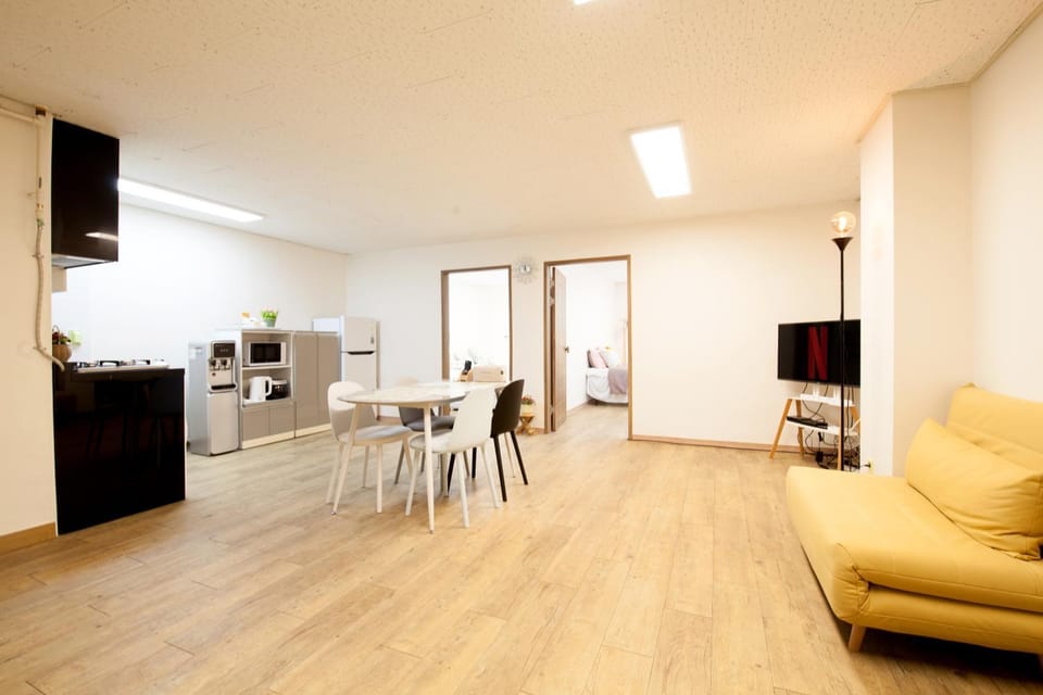TV and multimedia, Living room, Seating area, Dining area