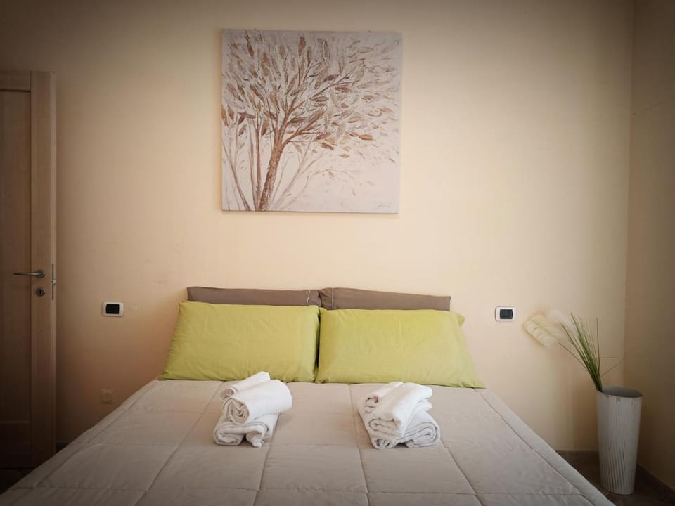 Bedroom, internet, towels