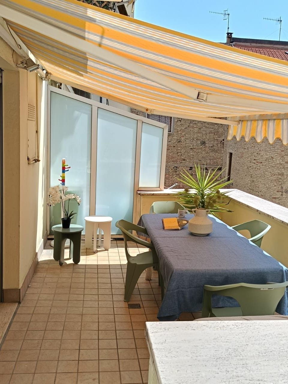 Property building, Restaurant/places to eat, Balcony/Terrace, Balcony/Terrace, furniture