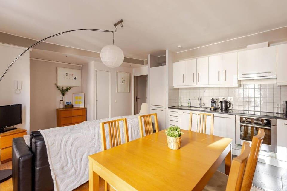 Kitchen or kitchenette, Seating area, stove