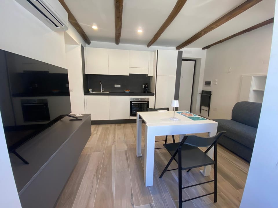 Kitchen or kitchenette, Seating area