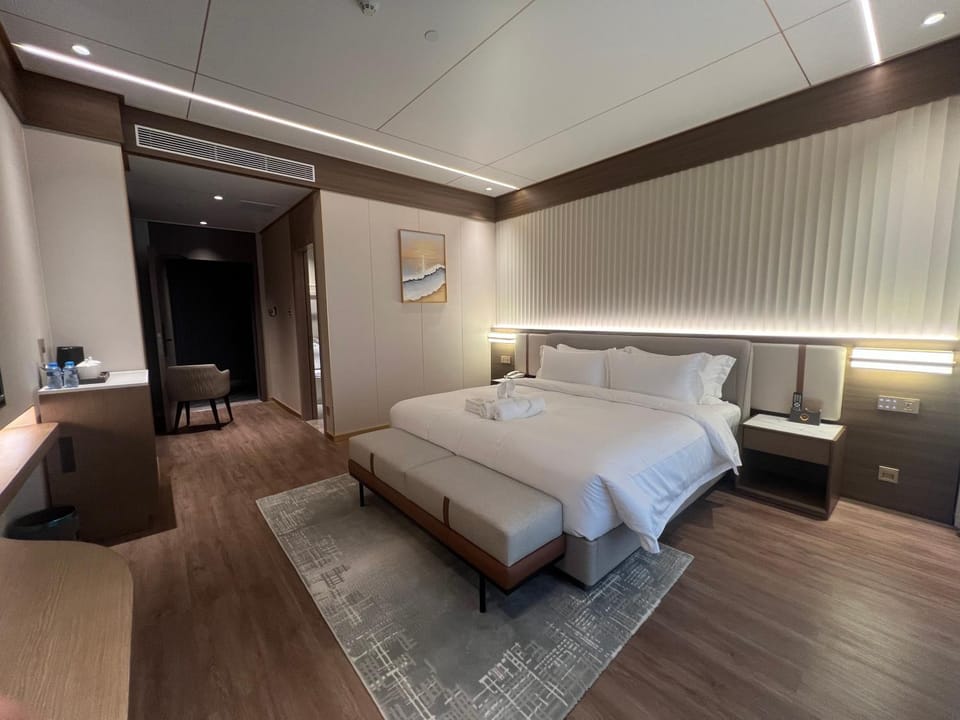 Bed, TV and multimedia, Bedroom