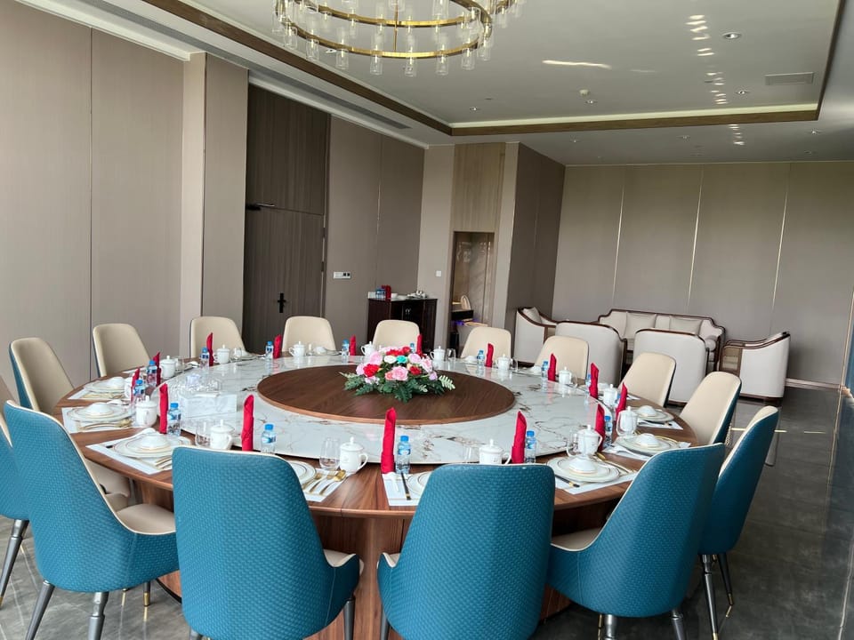Property building, Restaurant/places to eat, Seating area