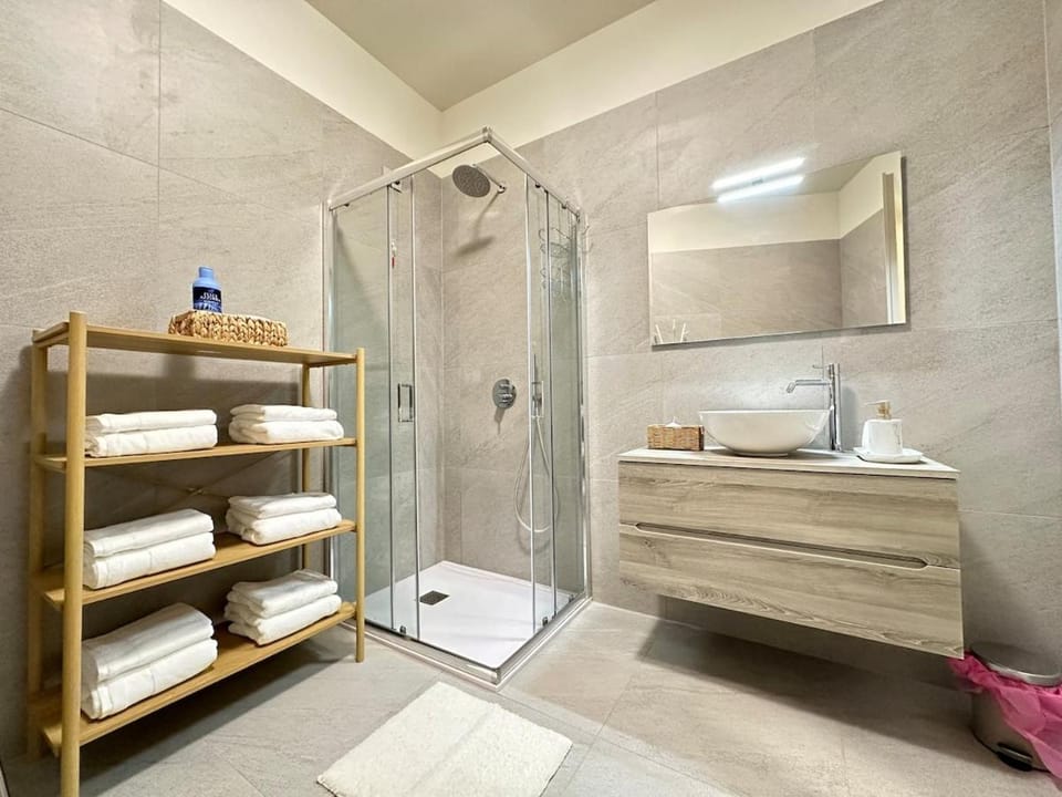 Shower, Bathroom, towels