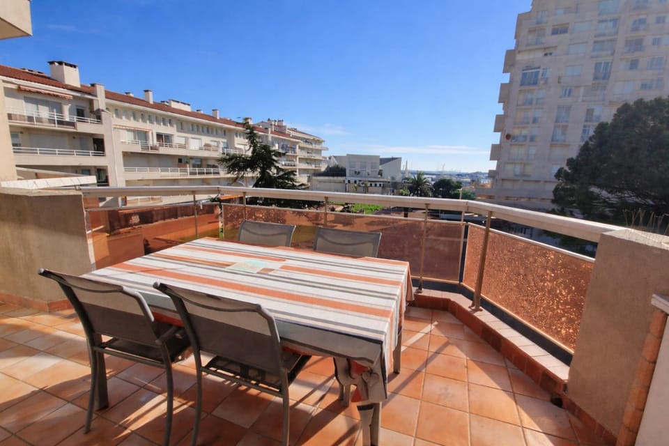 Le Poseidon Grande terrasse vue port a 100m plage Apartment in Saint-Cyprien