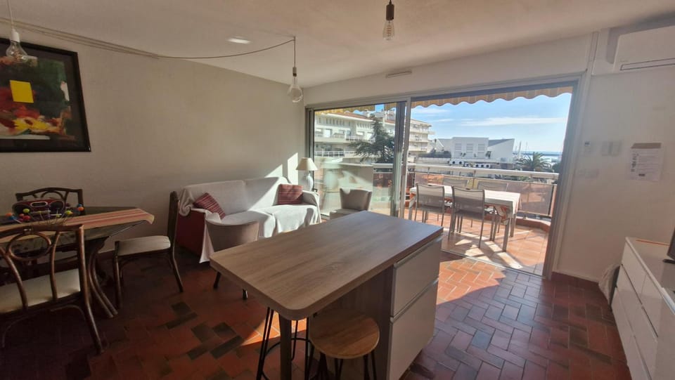 View (from property/room), Balcony/Terrace, Living room, Dining area