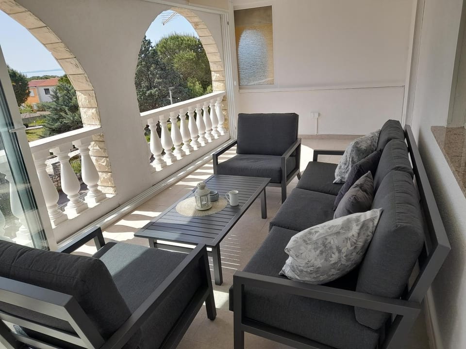 View (from property/room), Balcony/Terrace, Living room
