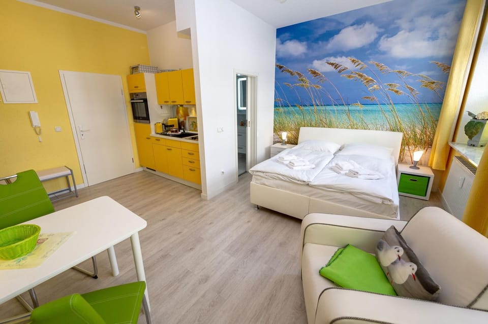 Bed, Kitchen or kitchenette, Photo of the whole room, Seating area, Dining area