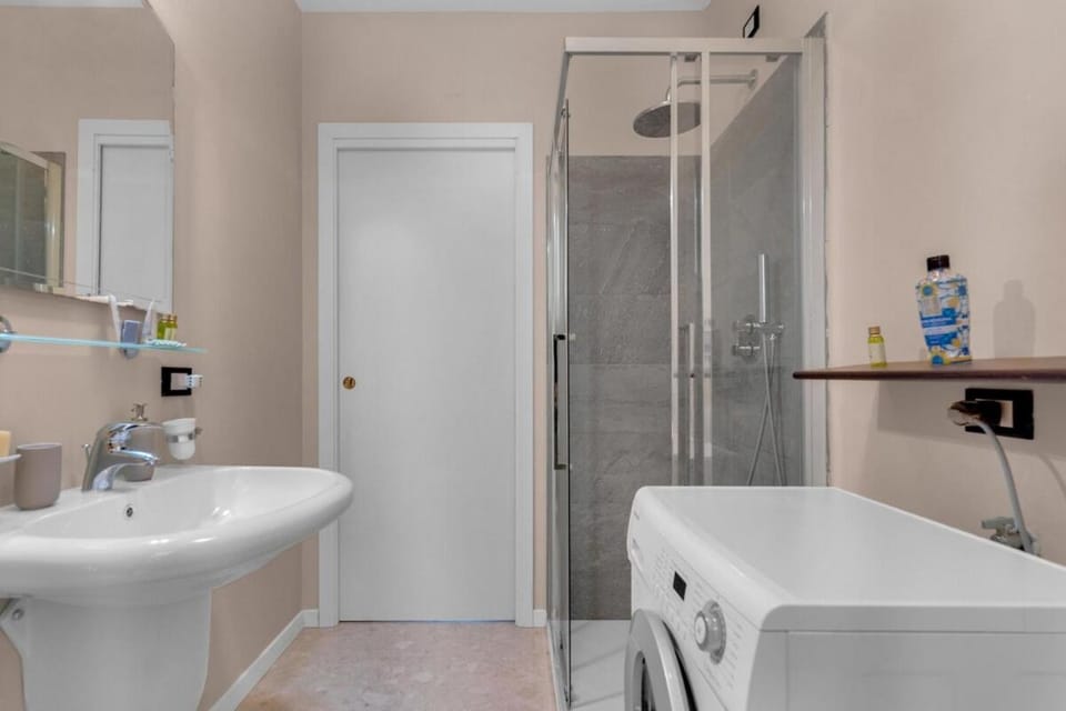 Shower, Bathroom, towels, washing machine