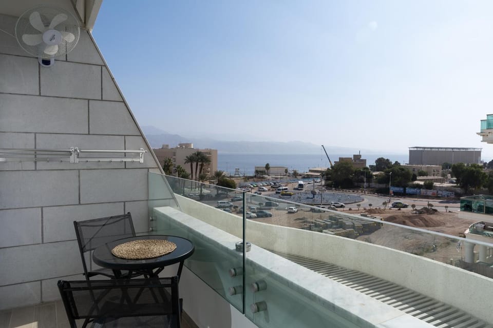 סי סייד אילת חדר משפחתי מפנק עם מרפסת ונוף לים Apartment in Eilat