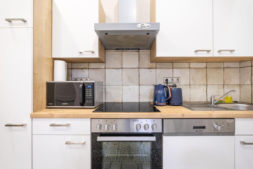 Coffee/tea facilities, Kitchen or kitchenette, dishwasher, stove, toaster