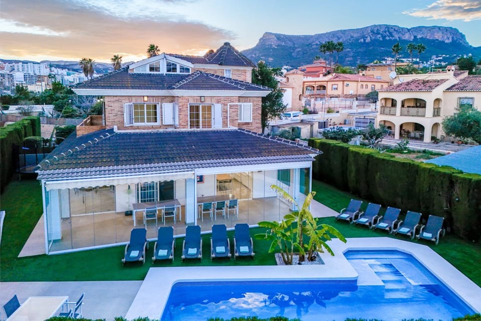 Property building, Solarium, Swimming pool, sunbed