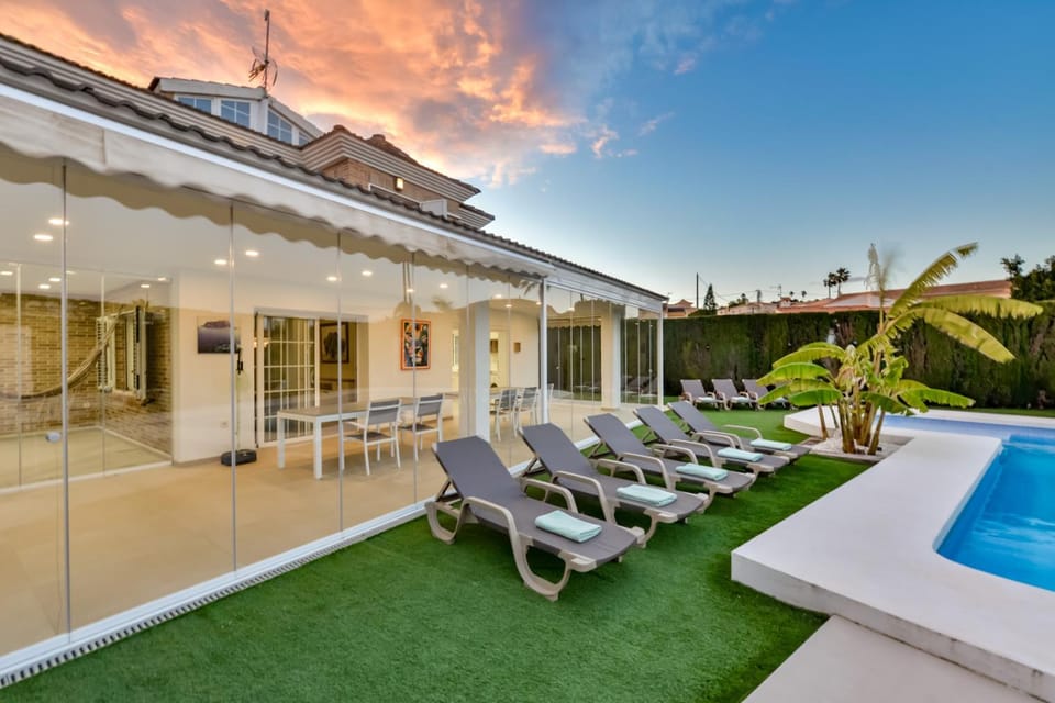 Solarium, Swimming pool, sunbed