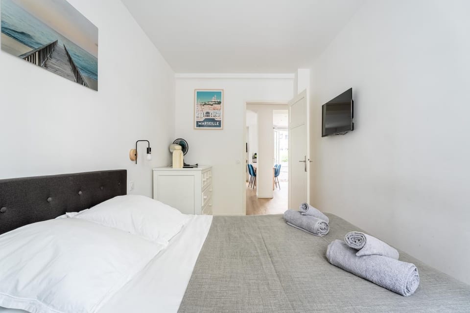 Bed, TV and multimedia, Photo of the whole room, Bedroom, towels