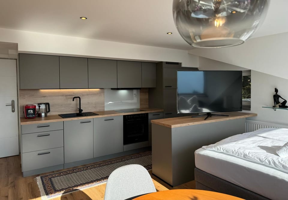 TV and multimedia, Coffee/tea facilities, Dining area, kitchen