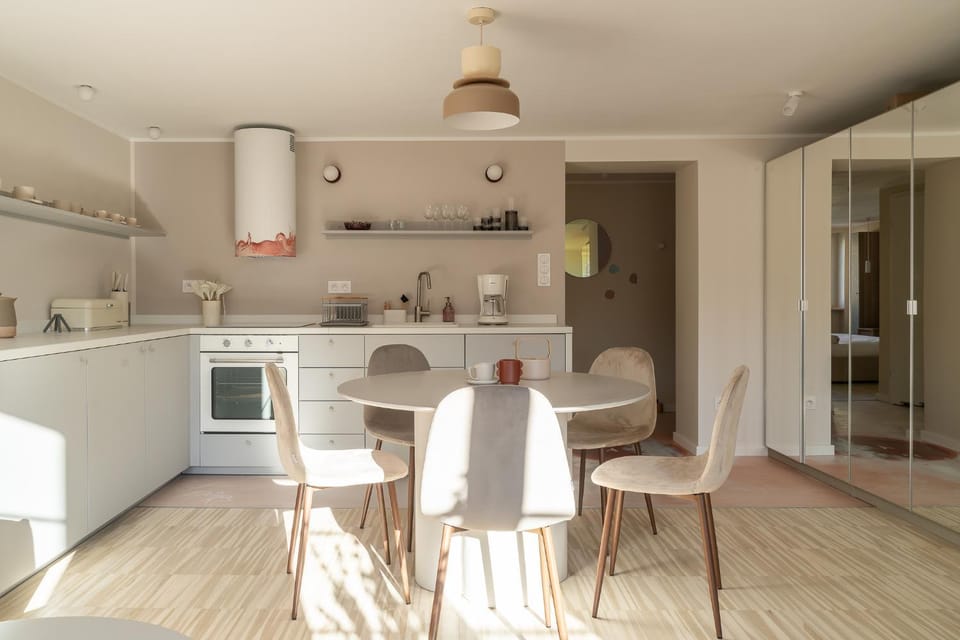 Kitchen or kitchenette, Dining area