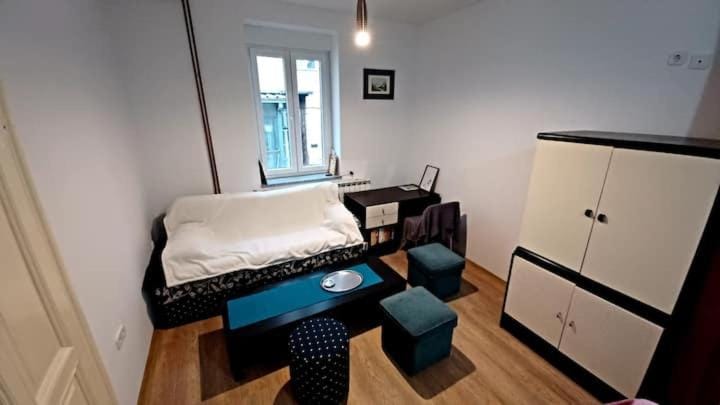Bed, Living room, Photo of the whole room, Seating area