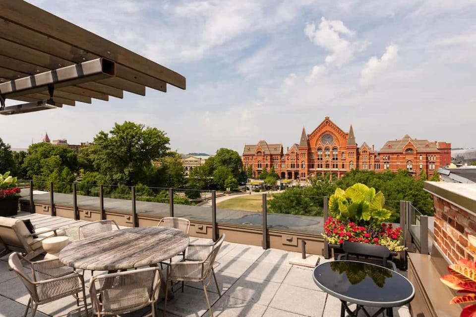 Lux Washington-Park Rooftop Patio-Free Parking Apartment in Over The Rhine