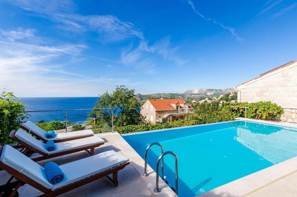 Elegant Sea-View Villa with Pool Villa in Mlini