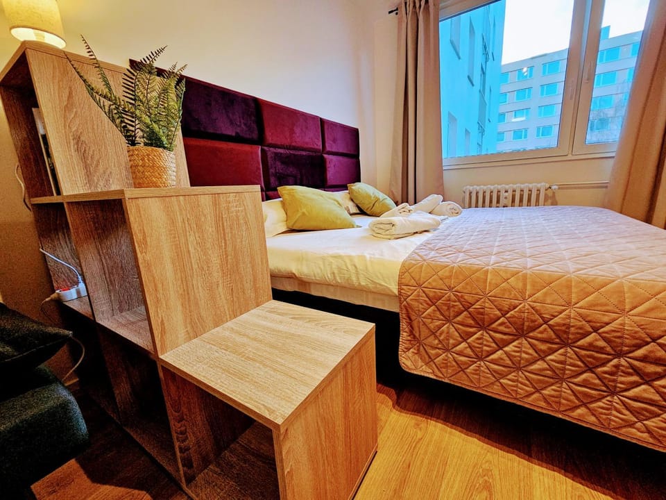 TERRACE-VIEW 2BR PRAGUE APARTMENTS for Business & Leisure, FREE PARKING & Gym, Near Metro & Aqua Sport Centre Apartment in Prague