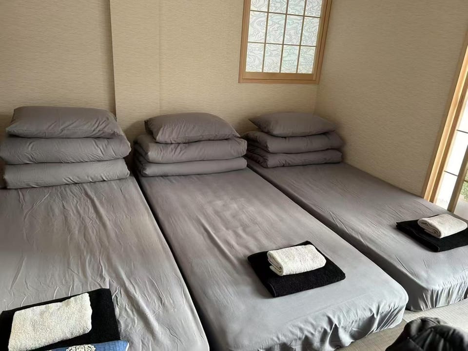 Bed, Bedroom, bunk bed, towels