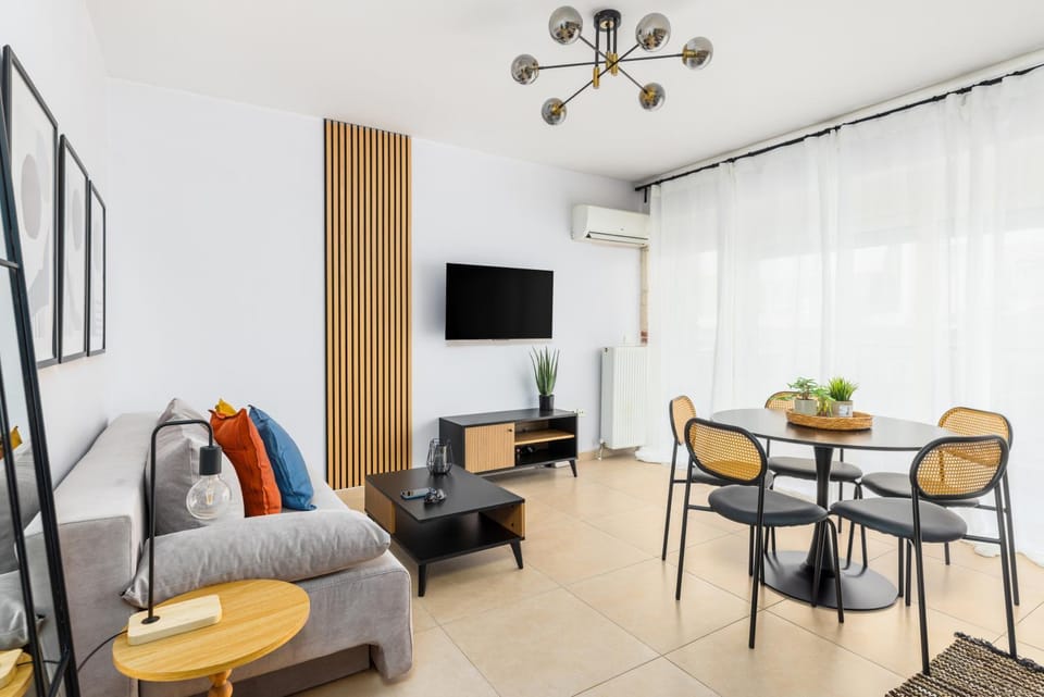 TV and multimedia, Living room, Seating area, Dining area, Evening entertainment, air conditioner