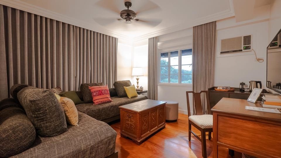 Coffee/tea facilities, Living room, Seating area