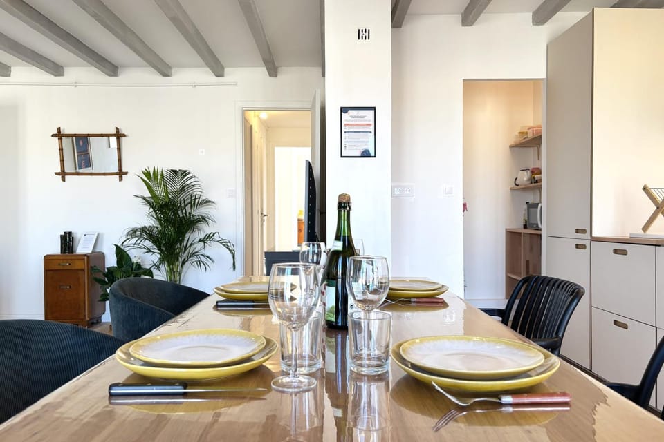 Kitchen or kitchenette, Dining area