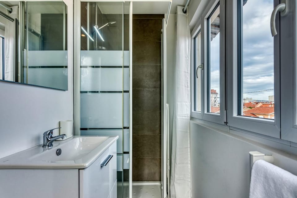 La Suite Crème - Métro D - Gare de Vénissieux Apartment in Auvergne-Rhône-Alpes