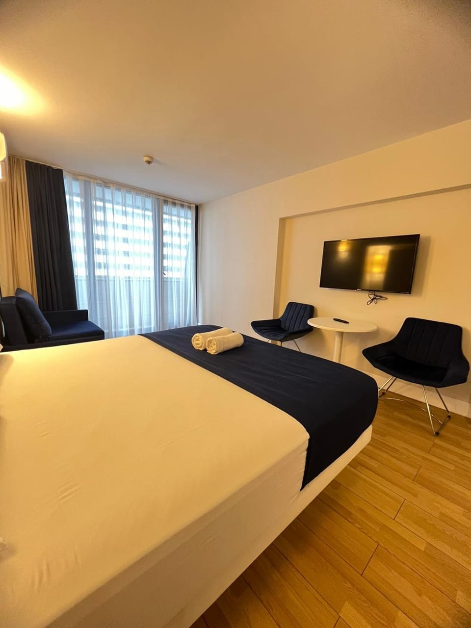 Bed, TV and multimedia, Living room, Photo of the whole room, Seating area, Bedroom
