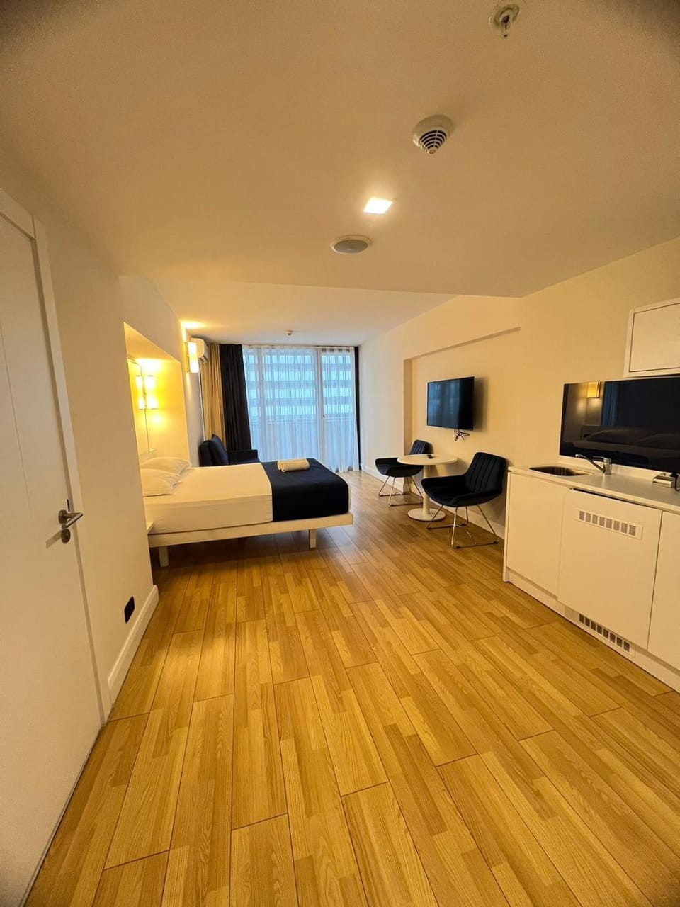 Communal lounge/ TV room, Bed, TV and multimedia, Living room, Photo of the whole room, Seating area, Evening entertainment, Bedroom