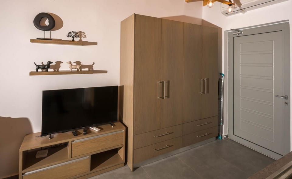 TV and multimedia, wardrobe