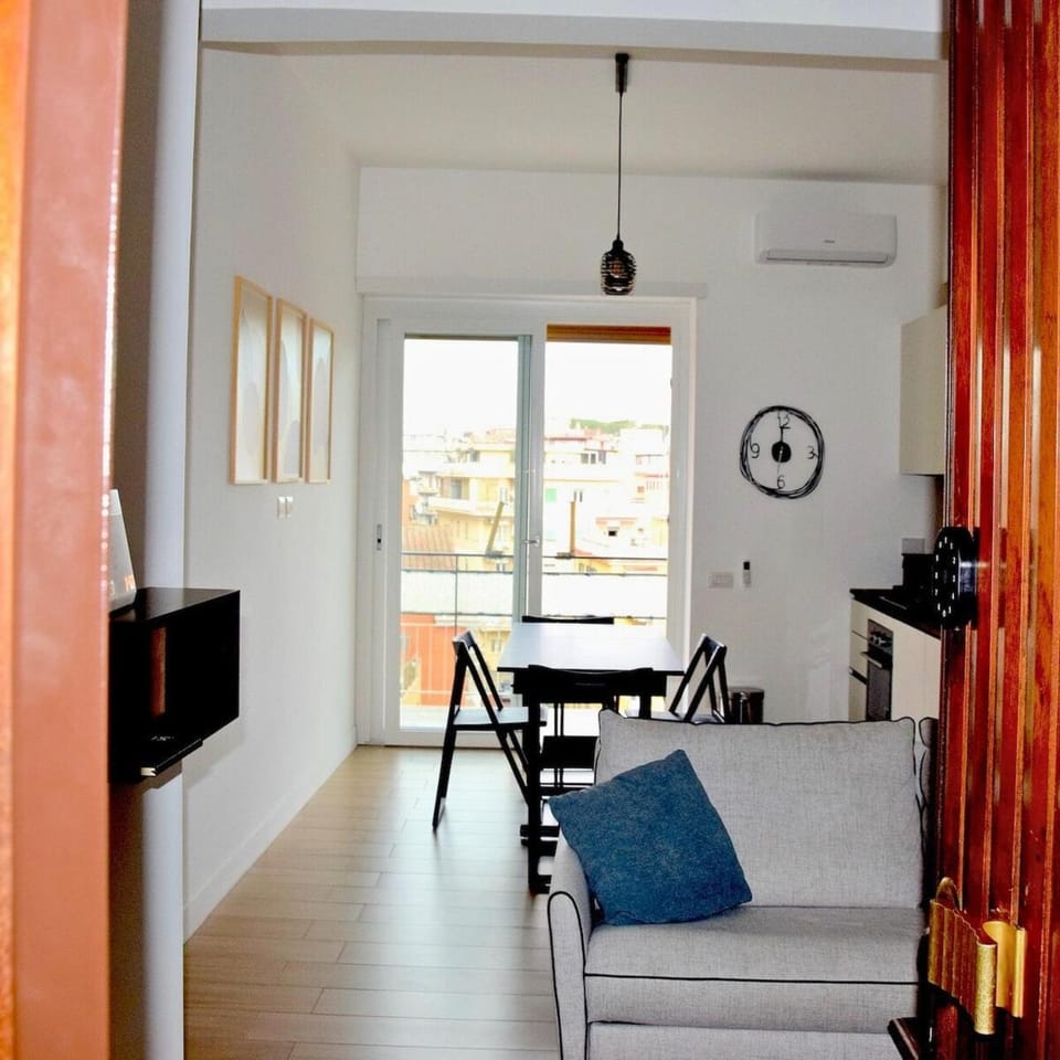 TV and multimedia, Kitchen or kitchenette, Living room, Seating area, Dining area, air conditioner