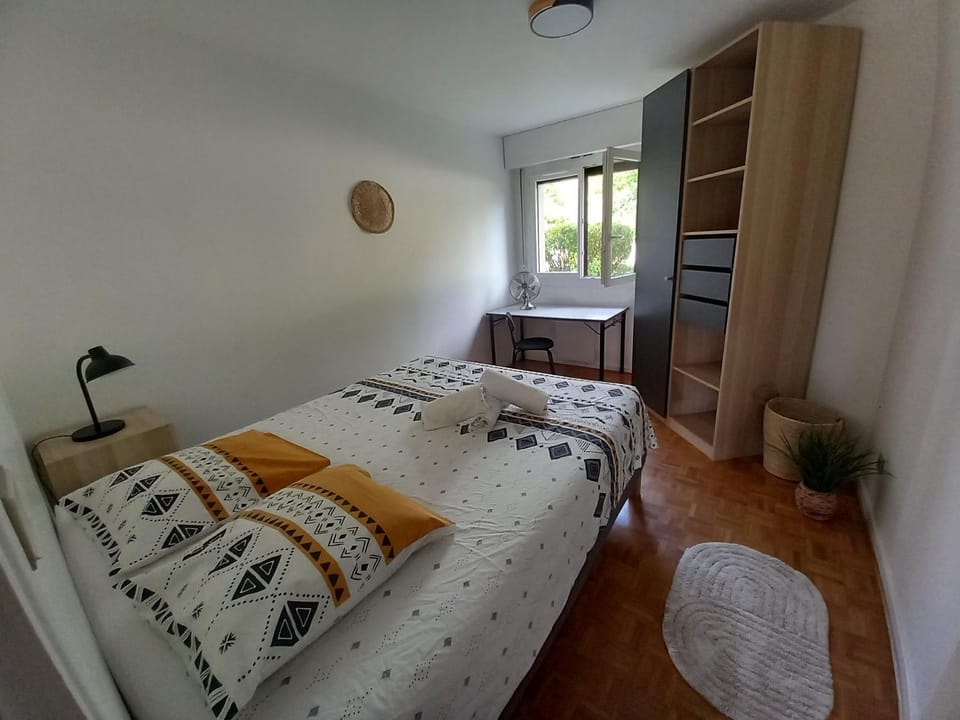 Photo of the whole room, Bedroom