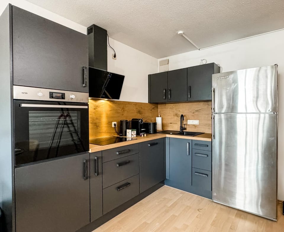 Coffee/tea facilities, Kitchen or kitchenette, dishwasher, oven, stove, toaster