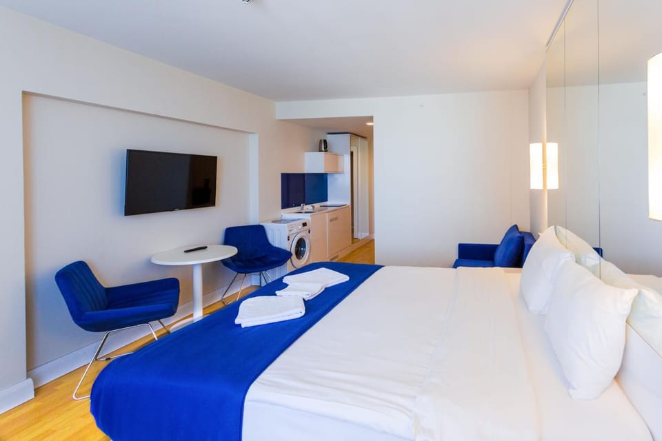 Bed, TV and multimedia, Living room, Photo of the whole room, Seating area, Evening entertainment, hair dresser, towels