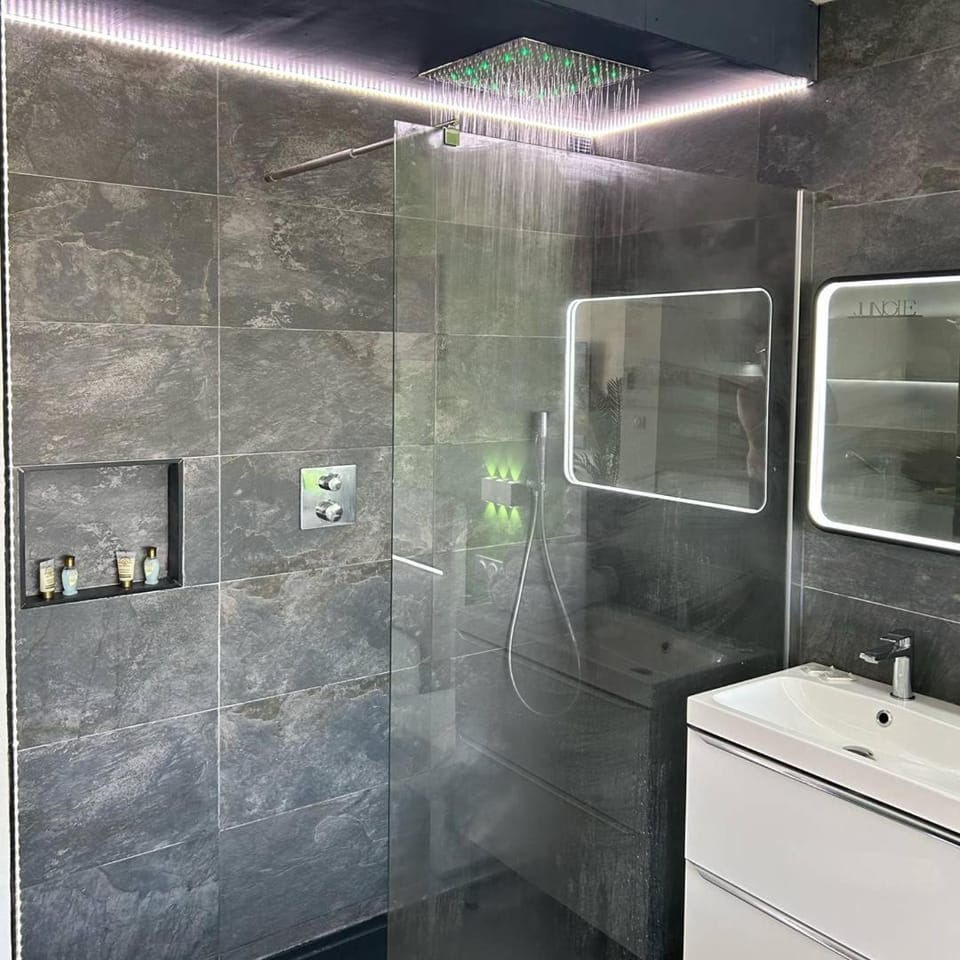 STUDIO JUNGLE - Héliopolis D 41 - Luxe -By AGN - 2 personnes Apartment in Agde