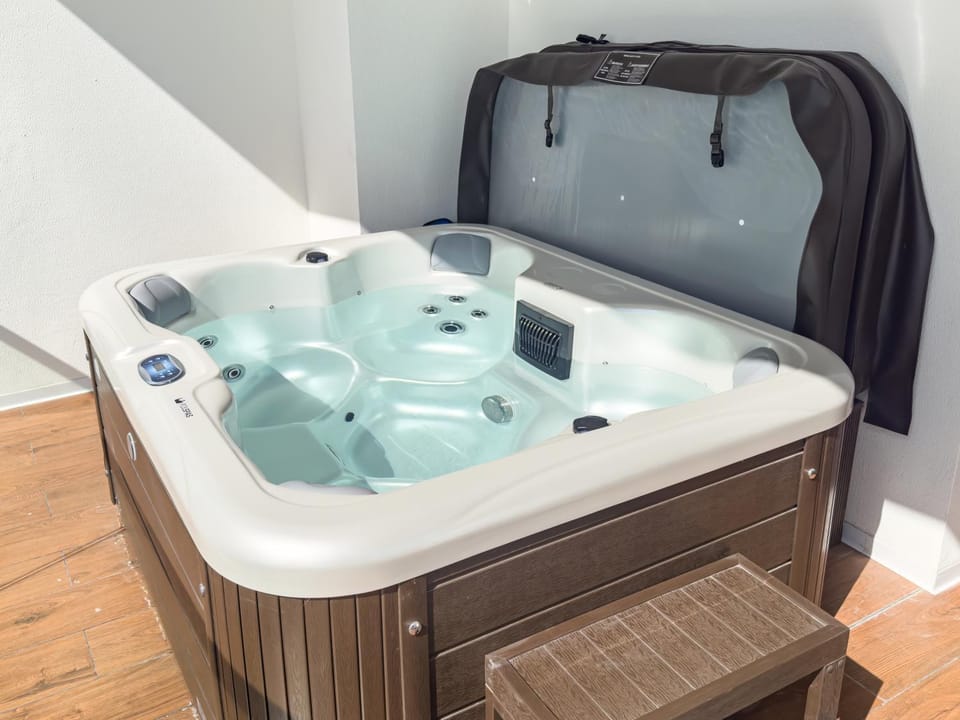 Hot Tub, Hot Tub