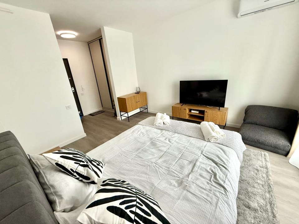 Communal lounge/ TV room, TV and multimedia, Living room, Photo of the whole room, Seating area, Evening entertainment, Bedroom