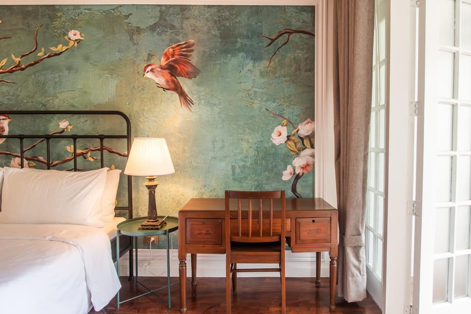 Bed, Decorative detail, Seating area, Bedroom