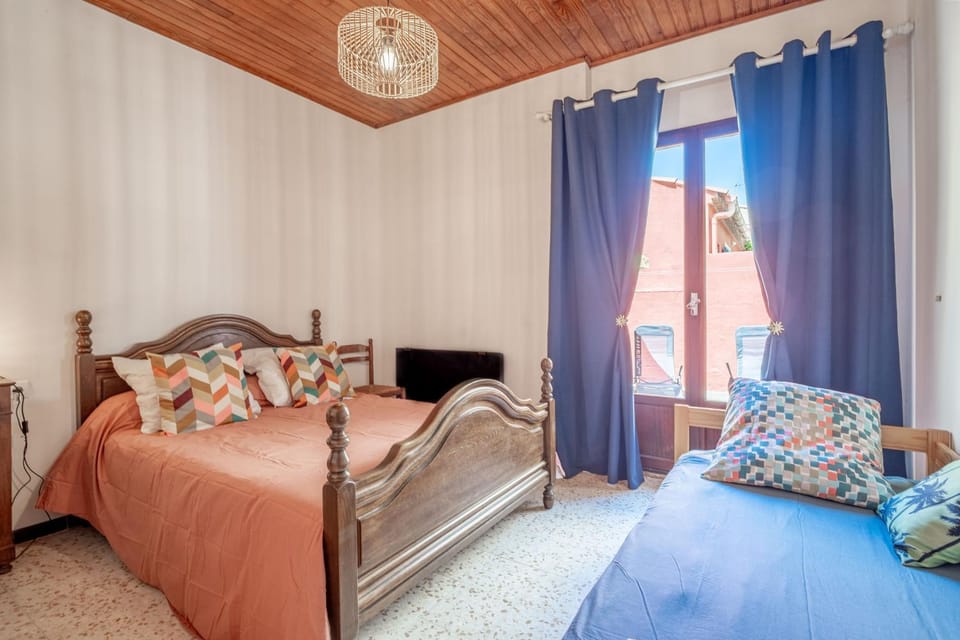 Property building, Living room, Bedroom