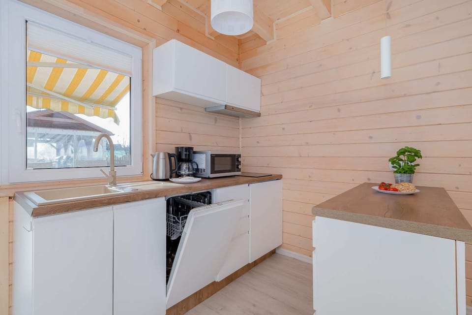 Coffee/tea facilities, Kitchen or kitchenette, dishwasher, oven, pet friendly, stove