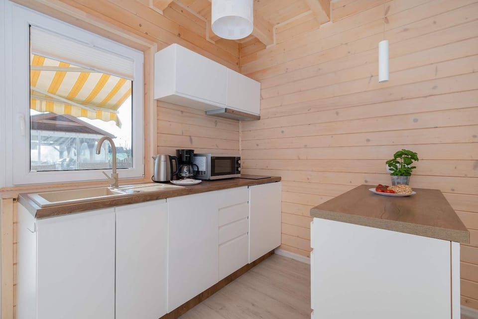 Coffee/tea facilities, Kitchen or kitchenette, microwave, pet friendly, stove