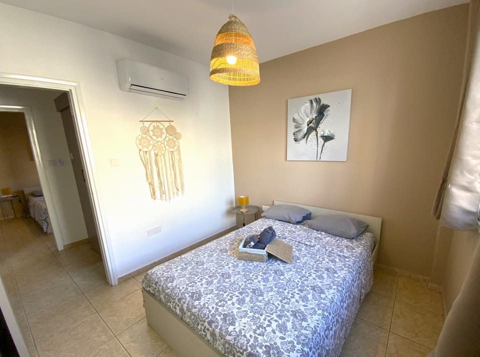 Bed, Photo of the whole room, Bedroom, towels, air conditioner