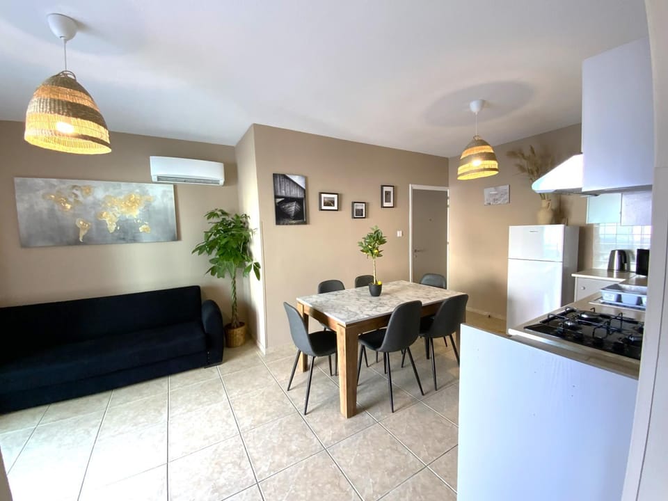 Kitchen or kitchenette, Living room, Seating area, Dining area, stove